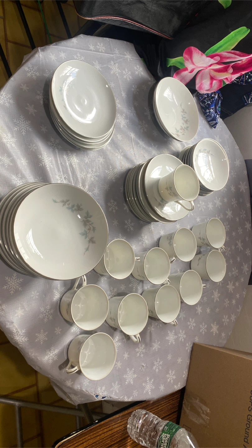 Wyndham fine China 43 pieces - photo 2
