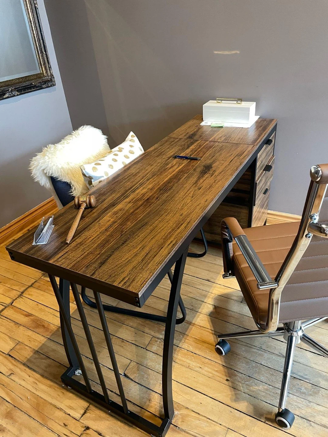 Desk - photo 3