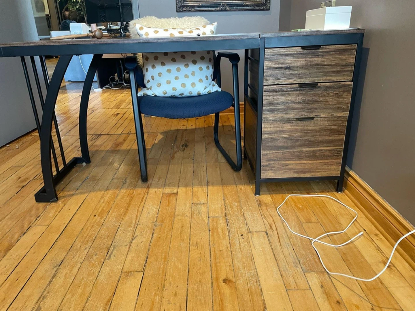 Desk - photo 2