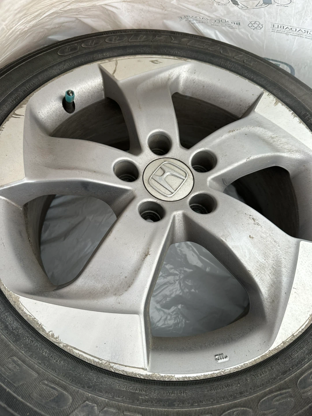 Used 4 Goodyear All season, 216/55R17with Rims(Ad up= Available) - photo 4