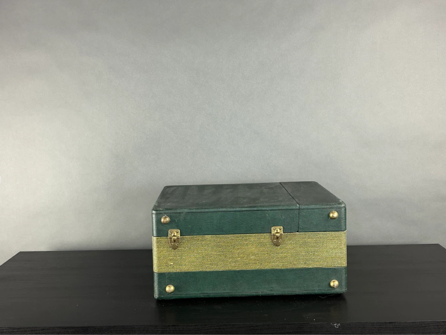 Webcor Holiday Portable Record Player - photo 2