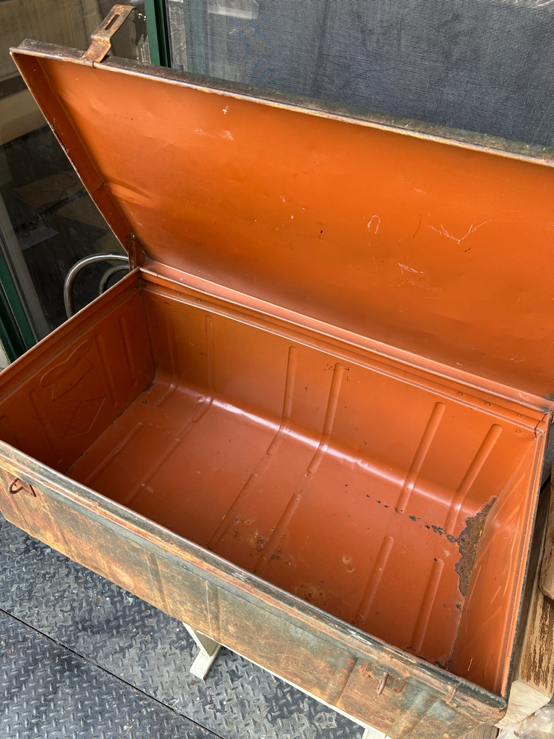 RUSTY STEEL VINTAGE MILITARY FOOT LOCKER STEAMER TRUNK CHEST - photo 2