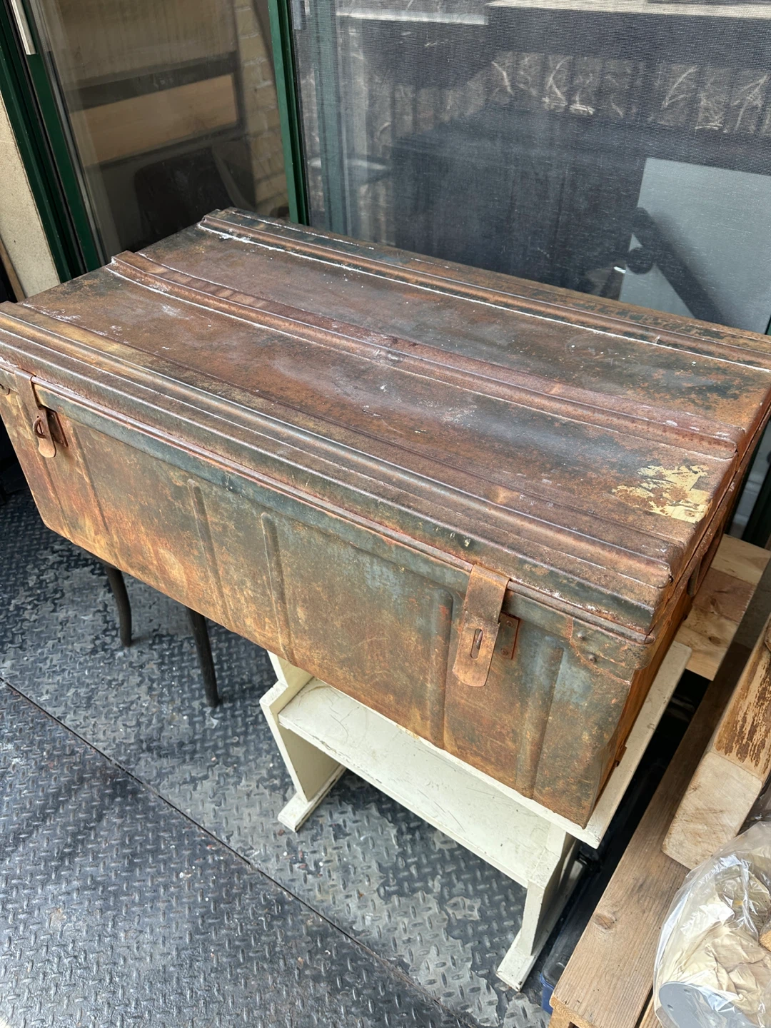 RUSTY STEEL VINTAGE MILITARY FOOT LOCKER STEAMER TRUNK CHEST - photo 3