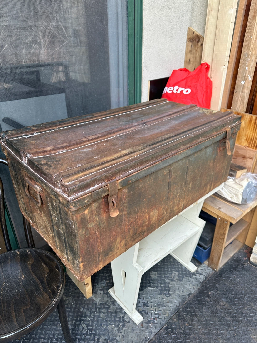 RUSTY STEEL VINTAGE MILITARY FOOT LOCKER STEAMER TRUNK CHEST