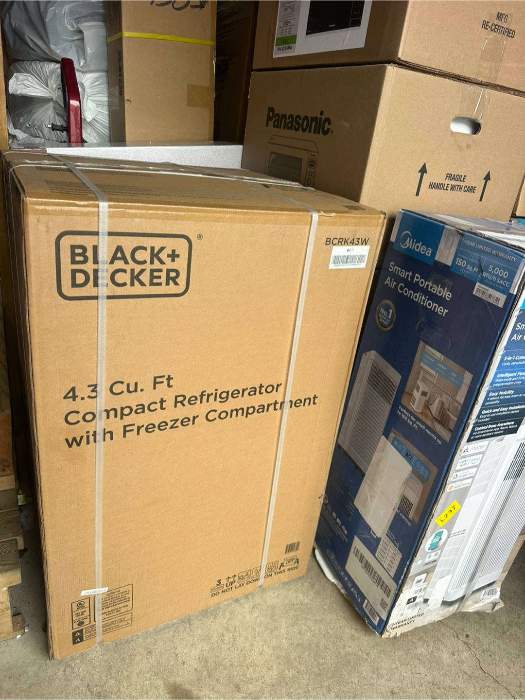 BLACK+DECKER 4.3 Cu. Ft. Compact Refrigerator with Freezer - photo 3