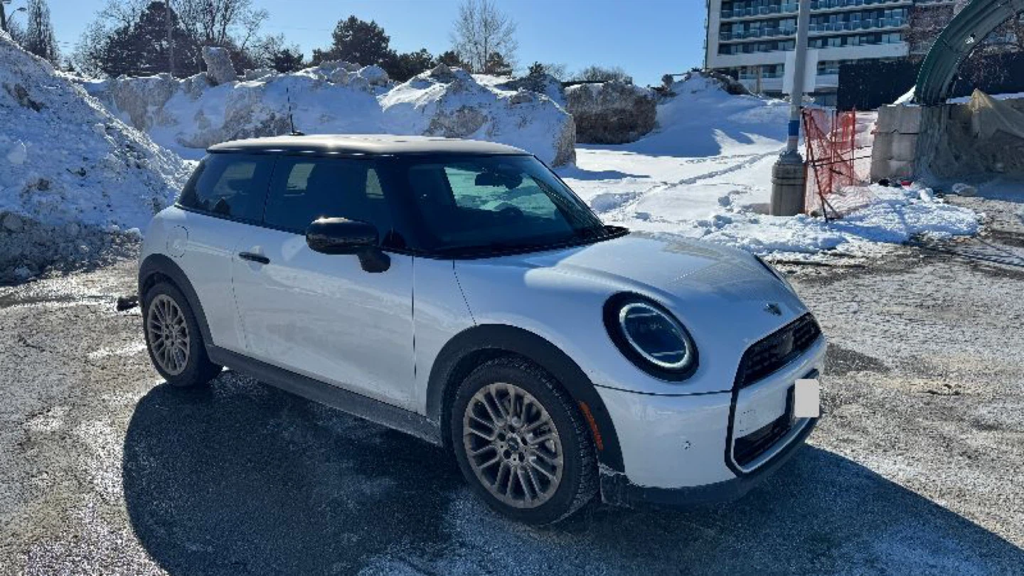 Lease Transfer: White Mini Cooper S (only 1700km) - photo 2