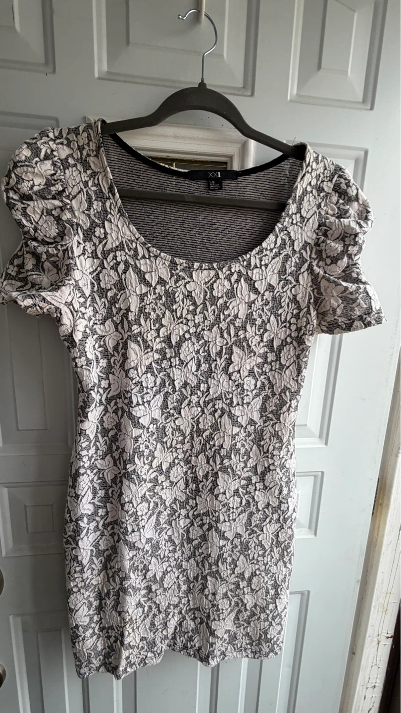 Dress grey/beige little flowers and butterflies