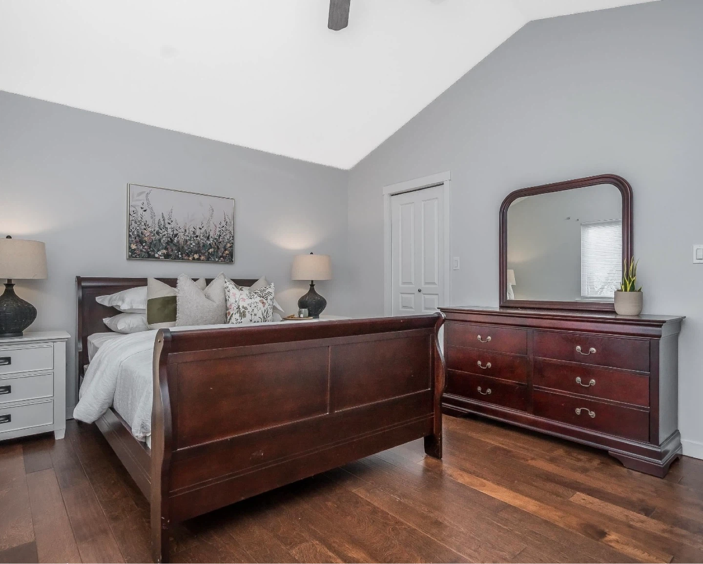 Bed + Mirror + Dresser Set - photo 2