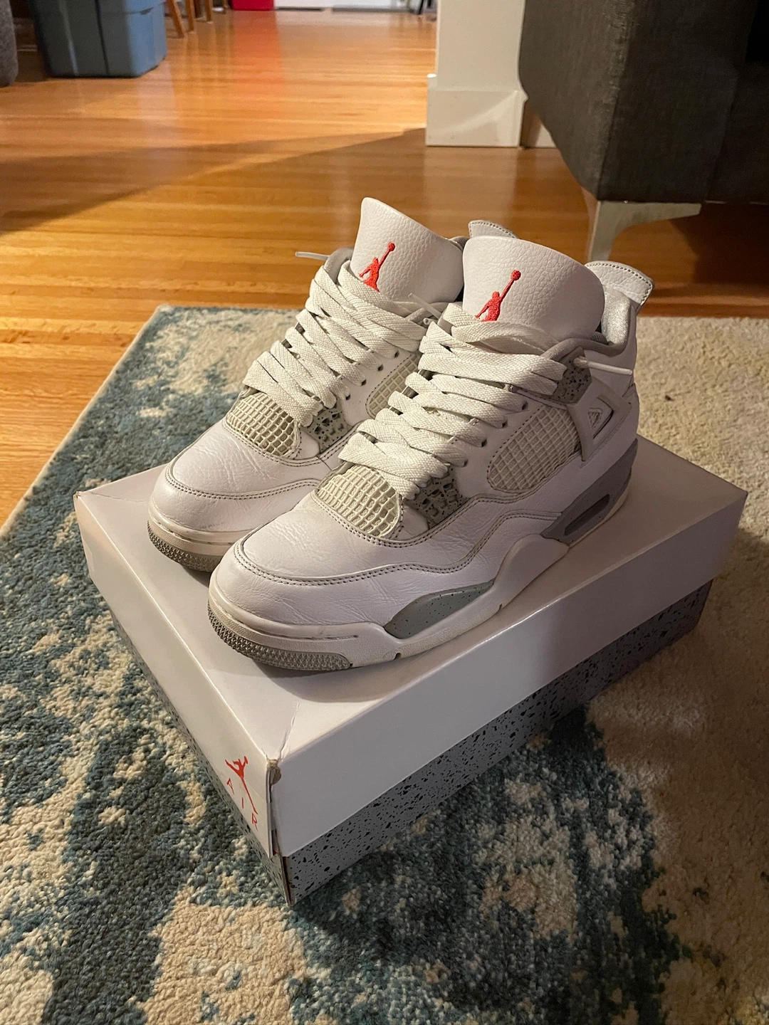 Air Jordan 4 Retro - Size 9