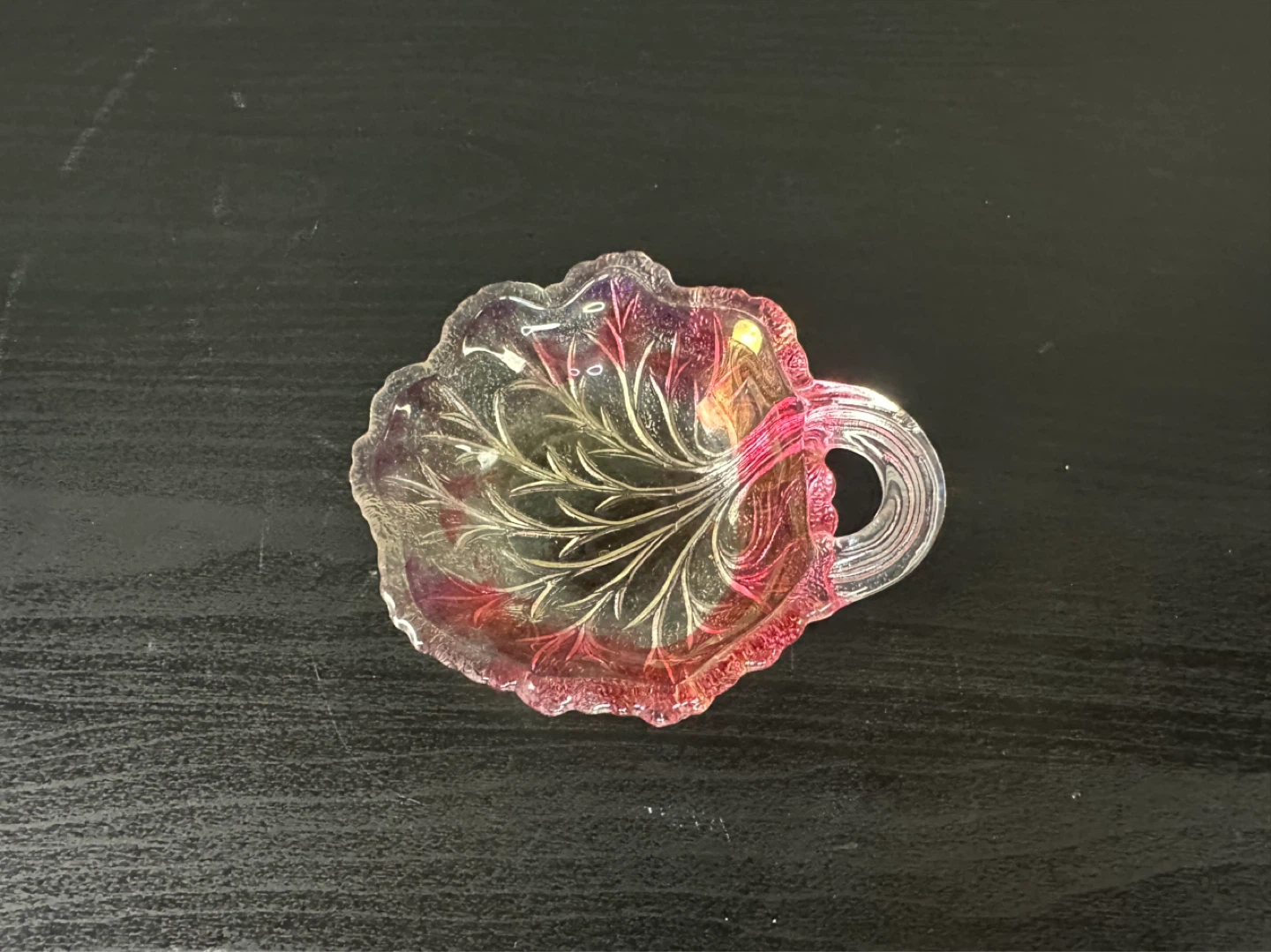 Glass leaf-shaped dish with handle