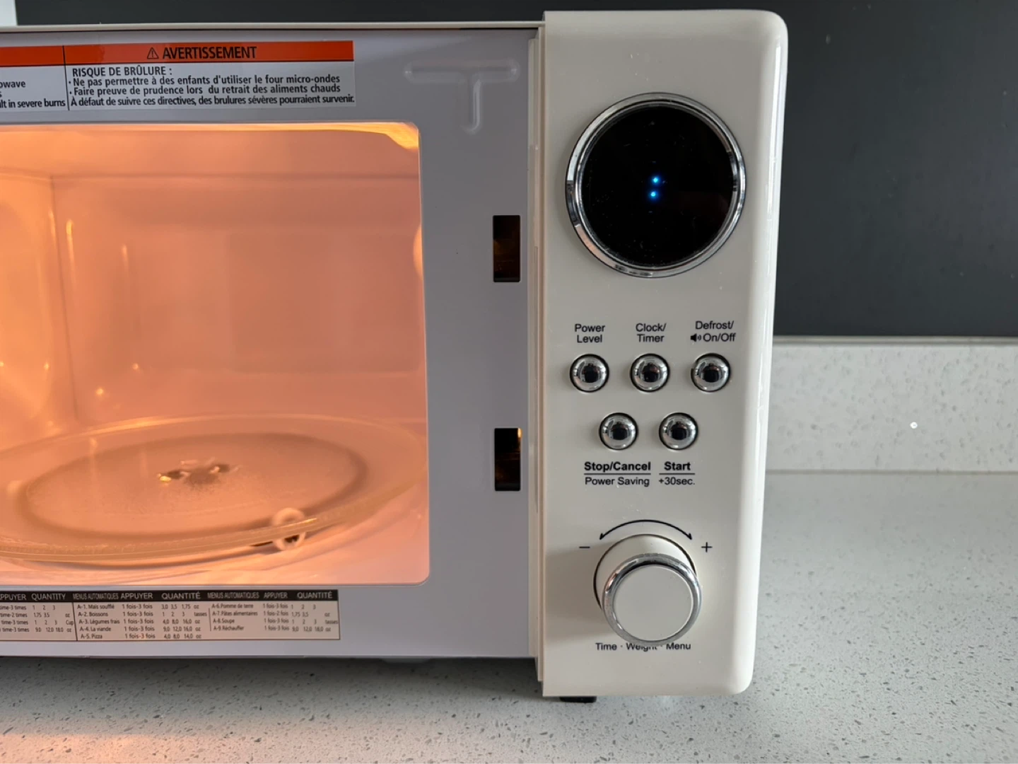 Insignia Cream Retro Microwave - photo 3