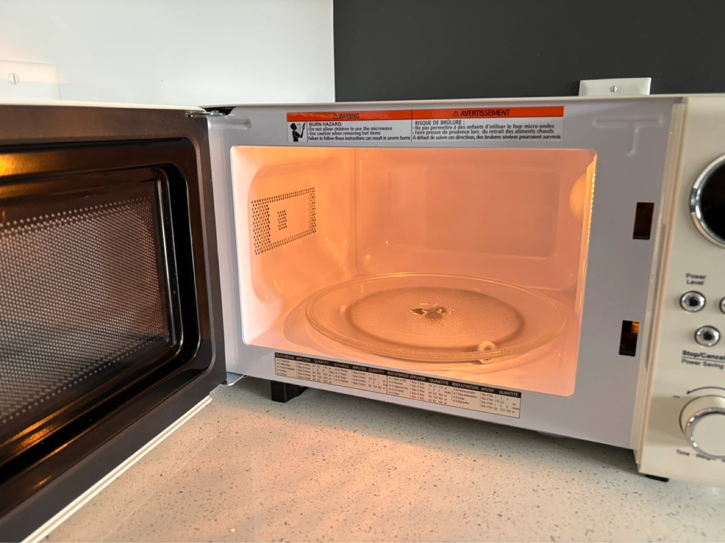 Insignia Cream Retro Microwave - photo 2