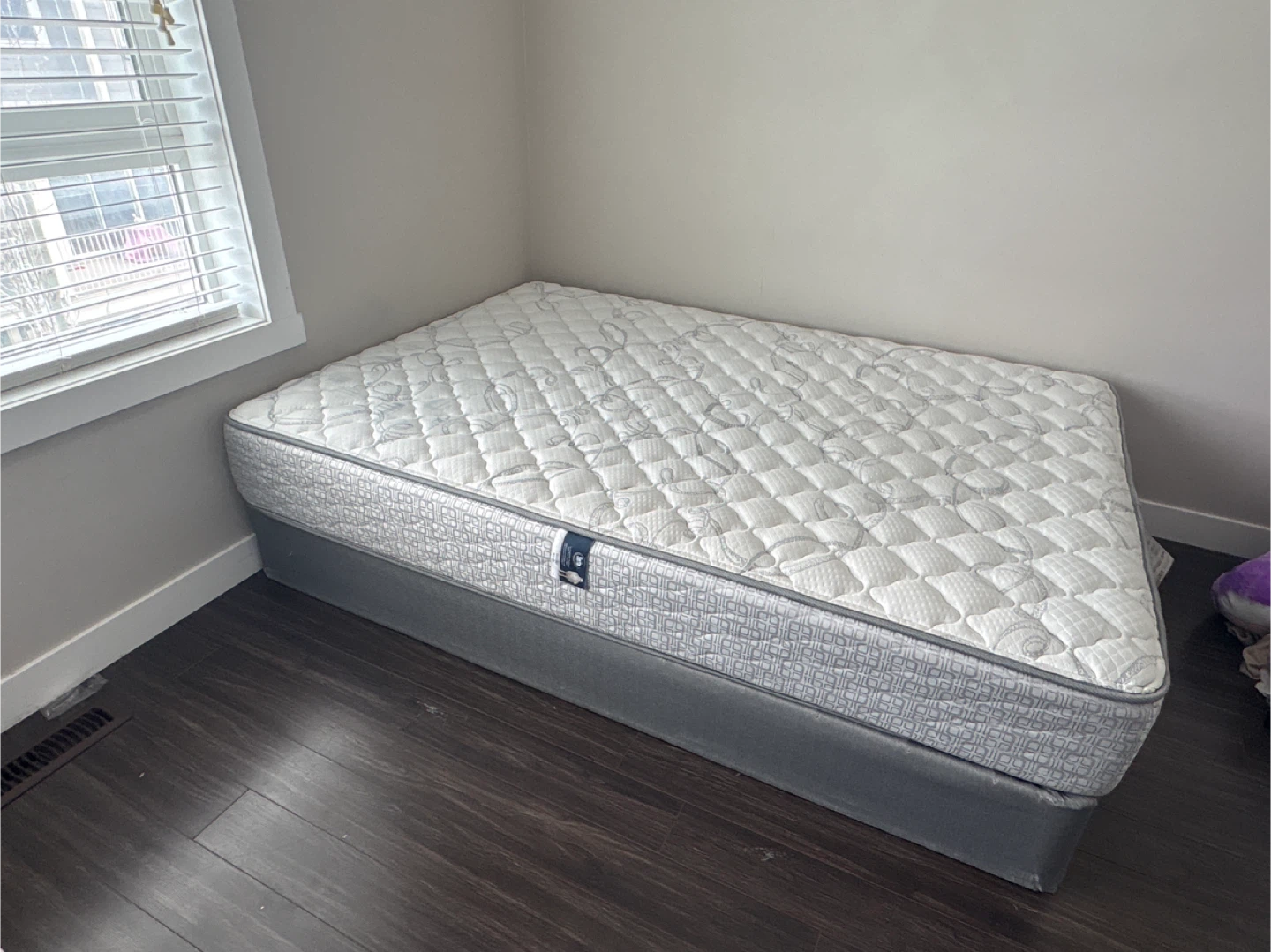 Serta full Size Mattress and Box Spring - photo 3