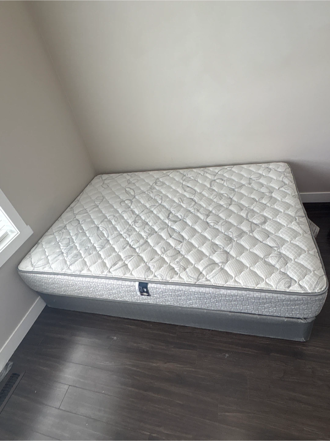 Serta full Size Mattress and Box Spring - photo 4