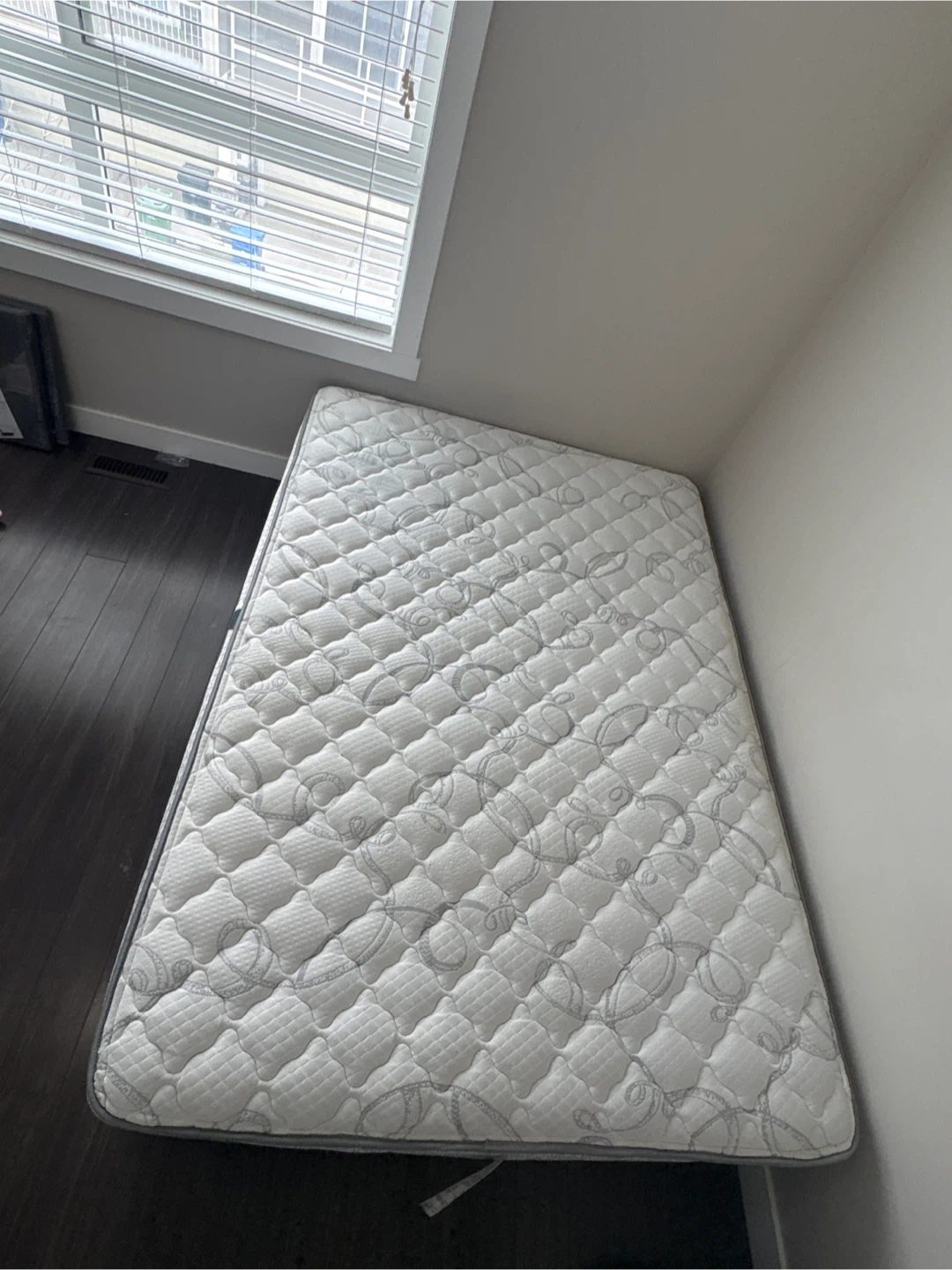 Serta full Size Mattress and Box Spring - photo 2