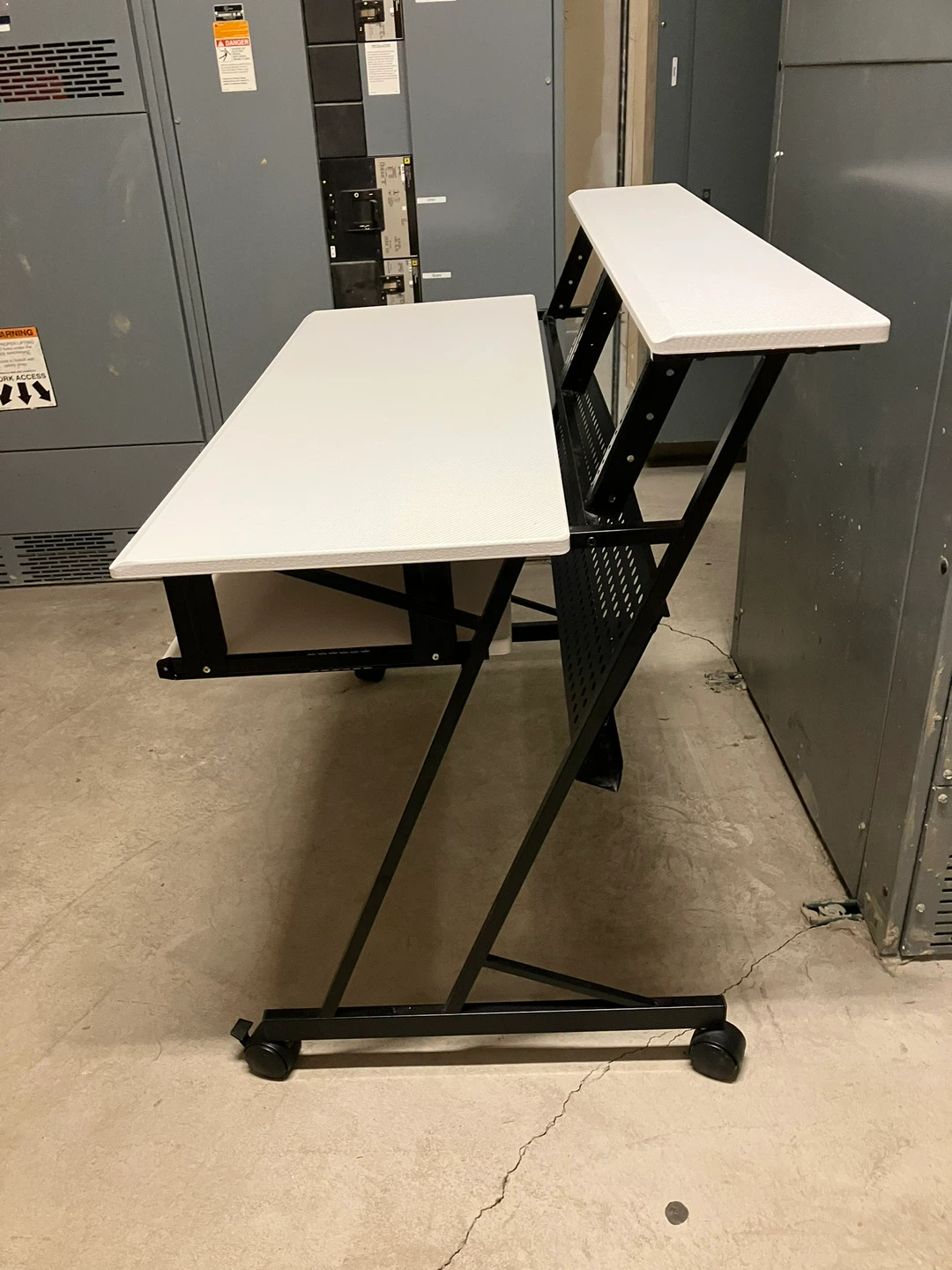 White Acme Suitor Desk, Black Metal Music Recording Studio Desk - photo 2