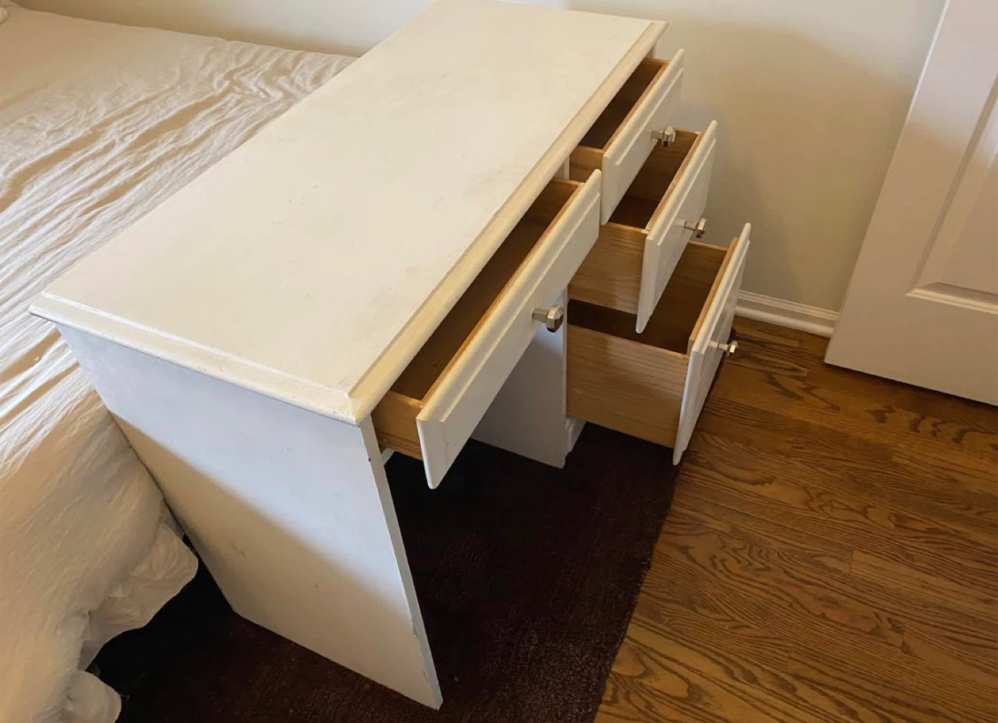 White 4-Drawer Desk with Silver Knobs - photo 2