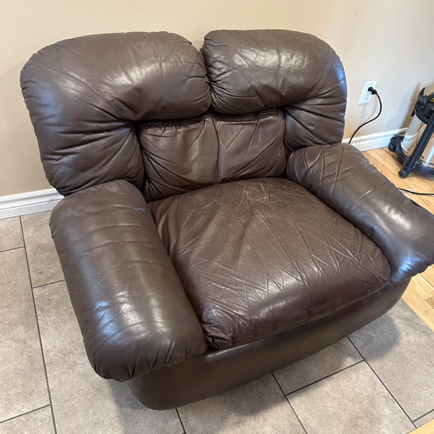 Vintage Oversized Leather Lounge Chair (CAN DELIVER) - photo 2