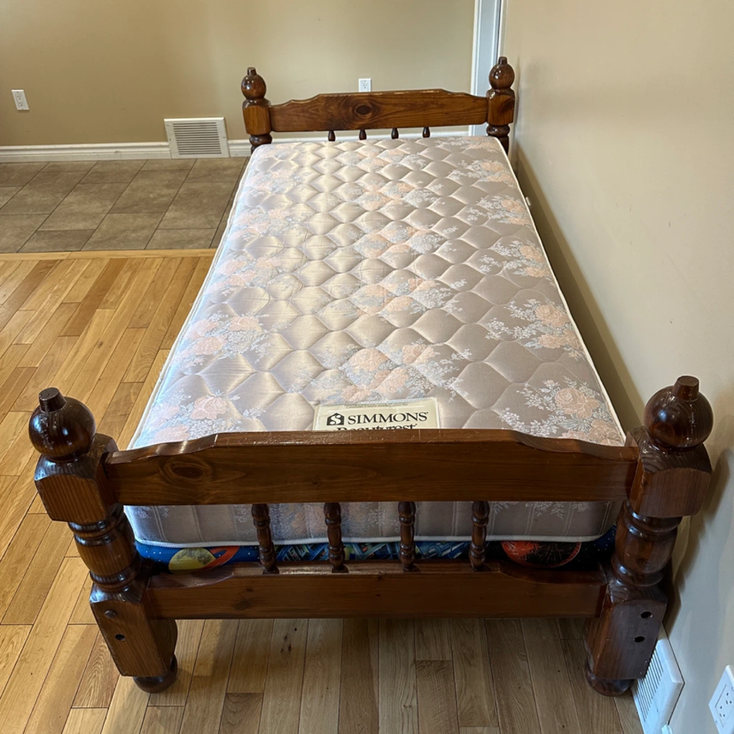 Vintage Spindle Solid Wood Twin Size Bed Set (CAN DELIVER)