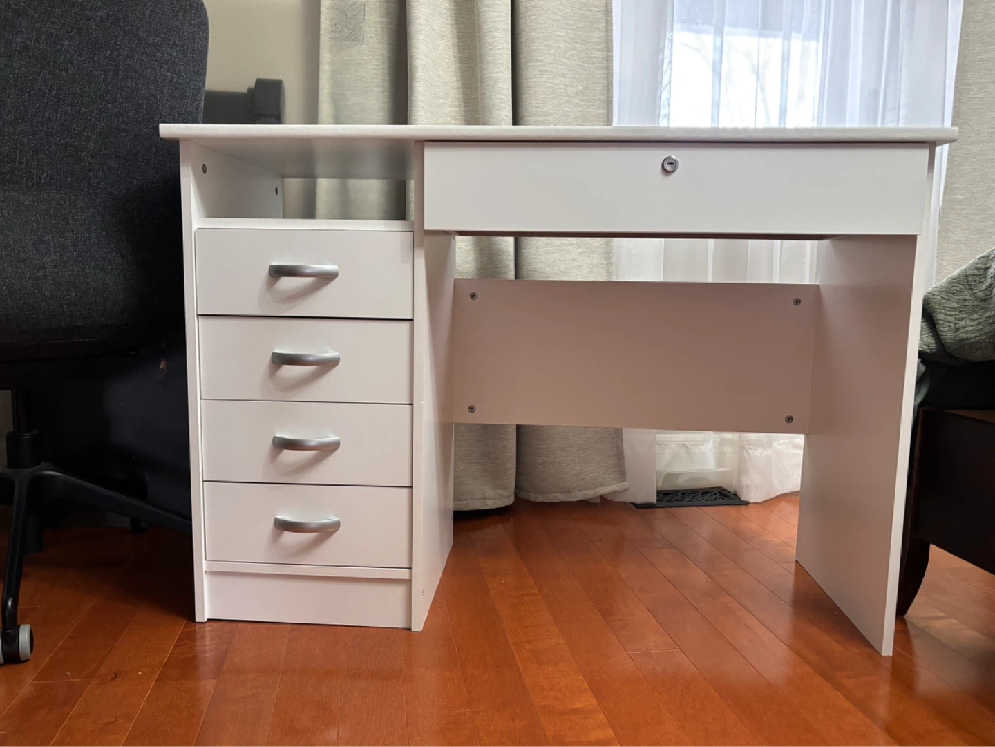 Desk - photo 2