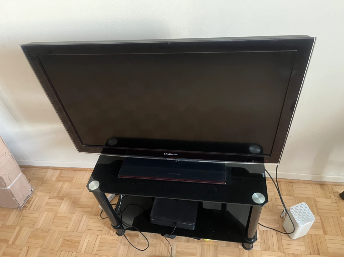 Samsung Flat Screen TV w/ remote &stand