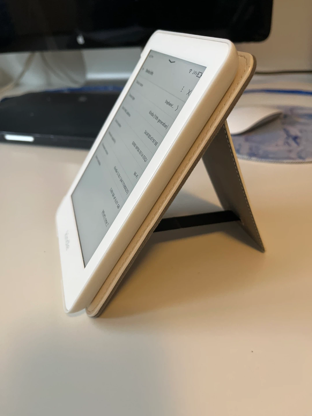 Kindle 10th Gen White + Case – WiFi eReader, Excellent Condition - photo 3