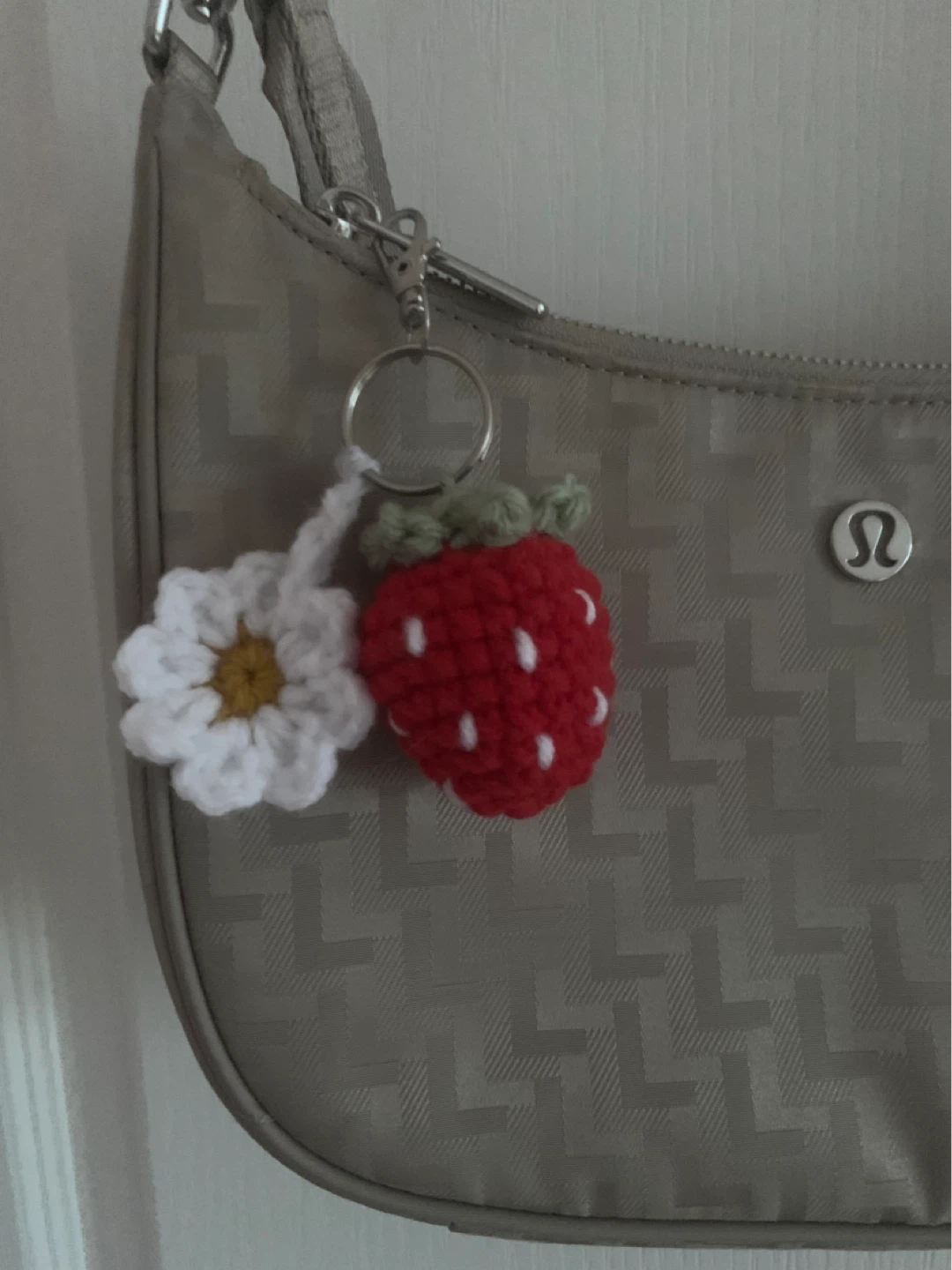 Handmade Crochet Strawberry and Daisy Keychains - photo 4