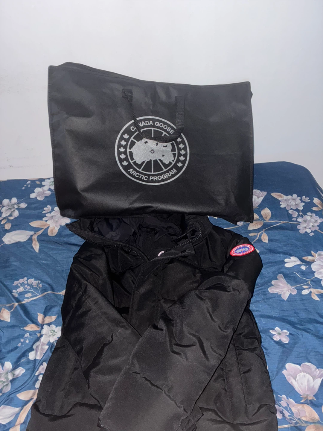 Canada Goose Black Puffer Jacket with Bag negotiable - photo 2