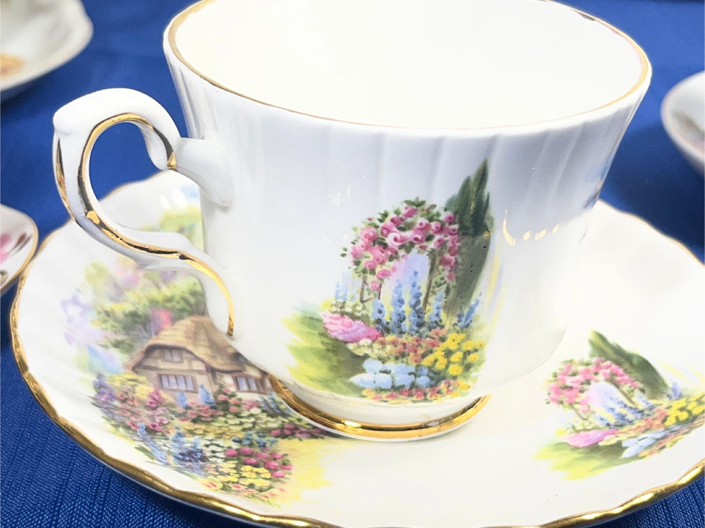 $25 for Set of 4 Vintage Decorative Teacups and Saucers - photo 4