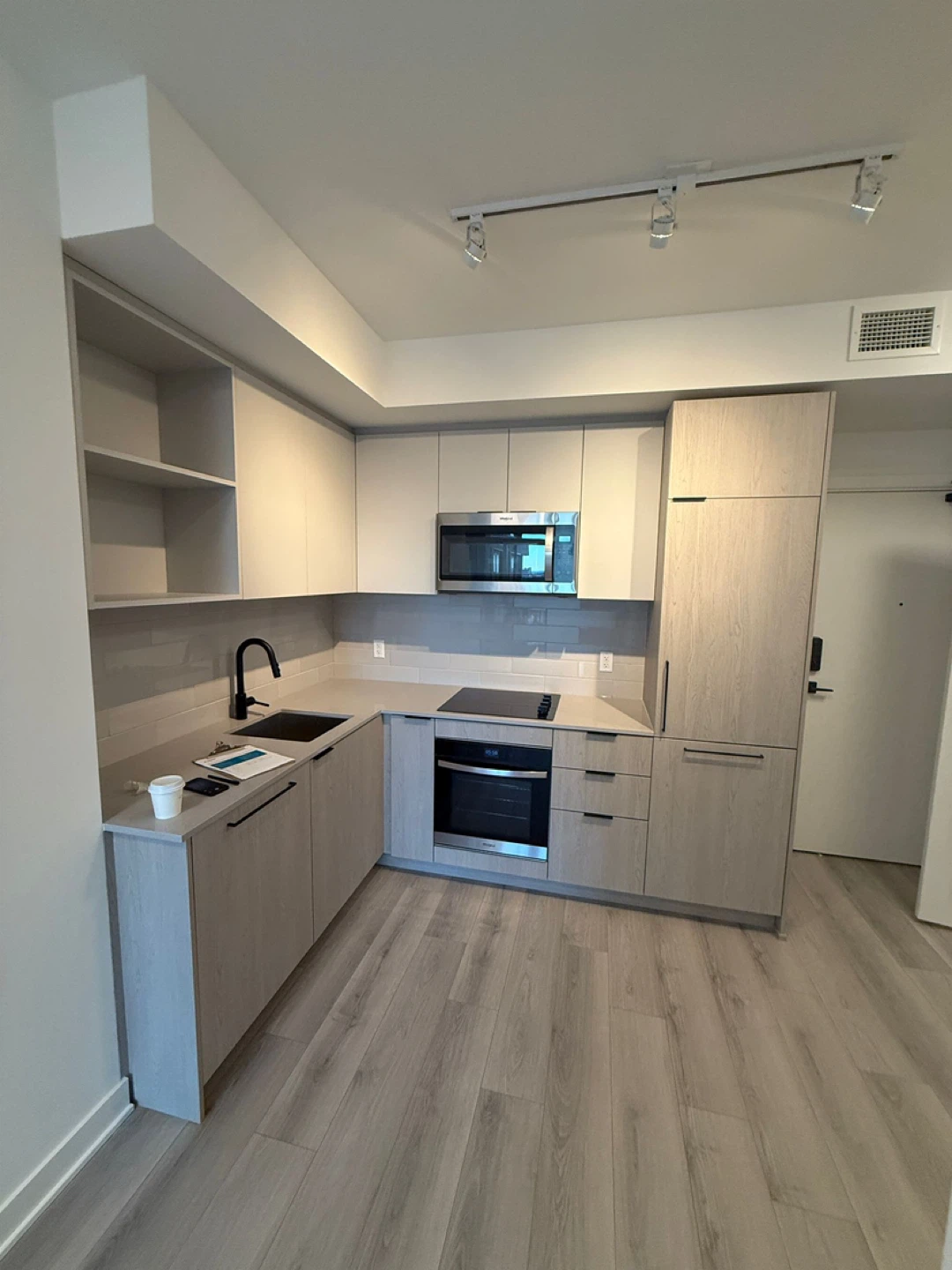 Condo for Rent – Midtown Toronto | Available April 11 - photo 5