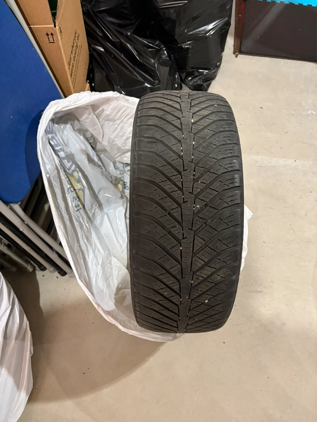 Kumho 225/50R17 Winter Tire - photo 2