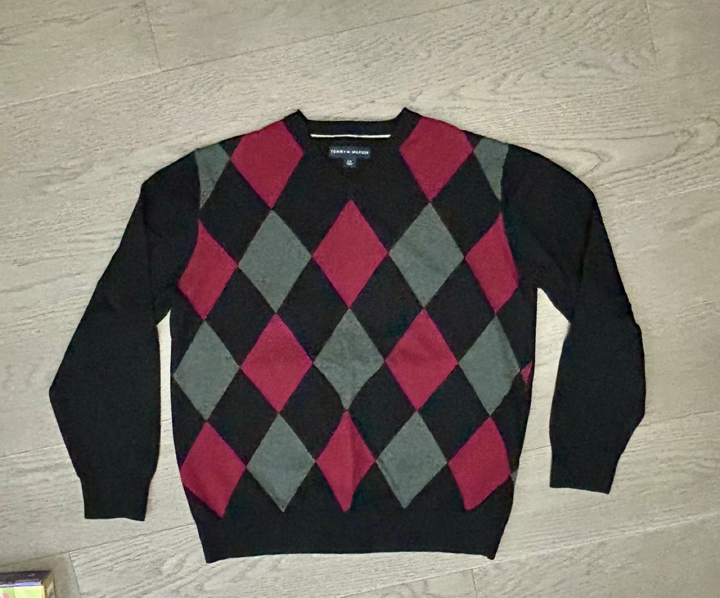Tommy Hilfiger Men’s Argyle V-Neck Sweater, size large