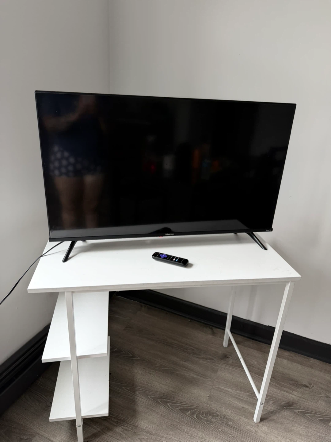 Hisense 35 “ With table