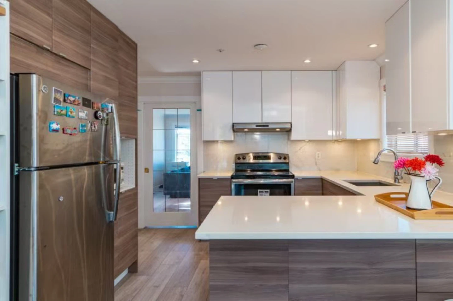 Renovated Upper Unit 3 Bed 2 Bath Available May 1 - photo 3