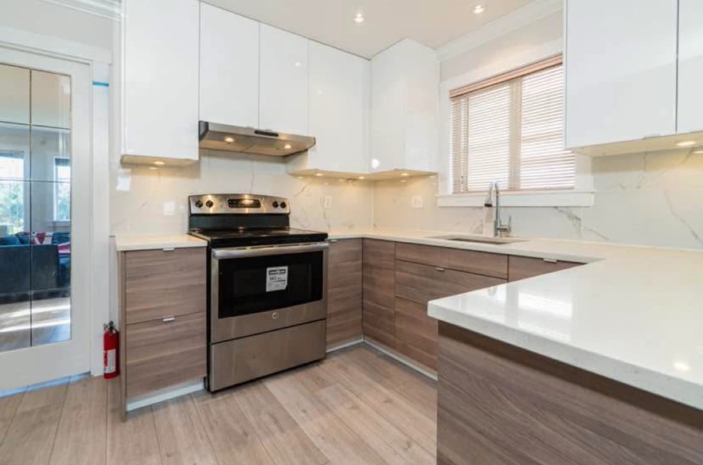 Renovated Upper Unit 3 Bed 2 Bath Available May 1 - photo 2