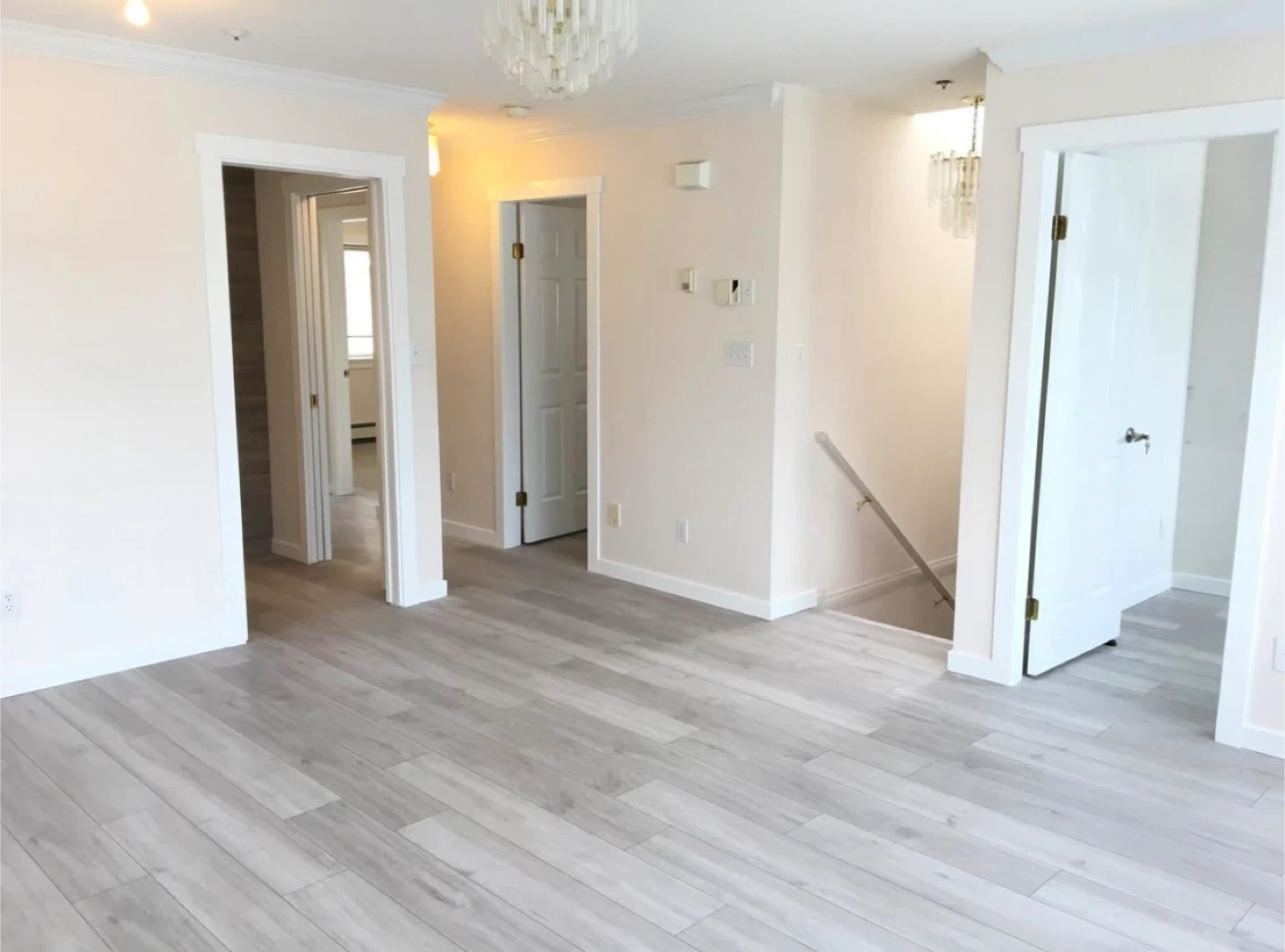 Renovated Upper Unit 3 Bed 2 Bath Available May 1 - photo 4