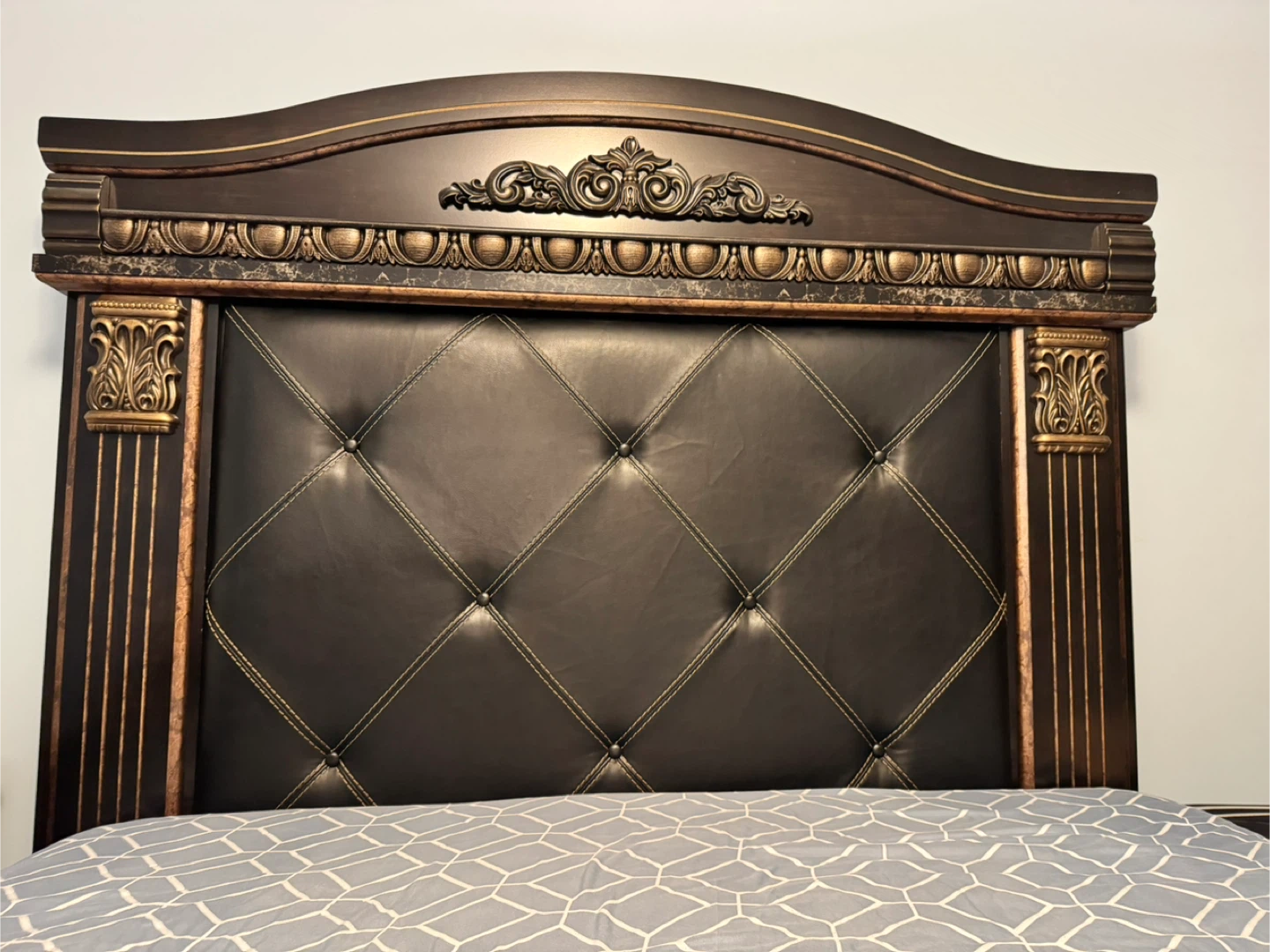 Elegant Queen Bedroom Set – Solid Wood, Complete Set - photo 2