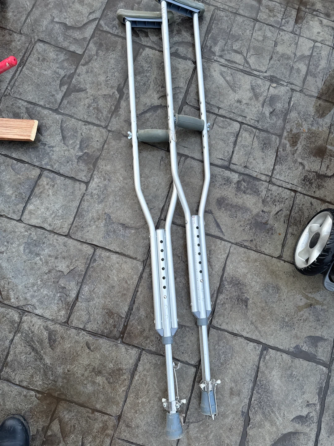 Adjustable Aluminum Crutches