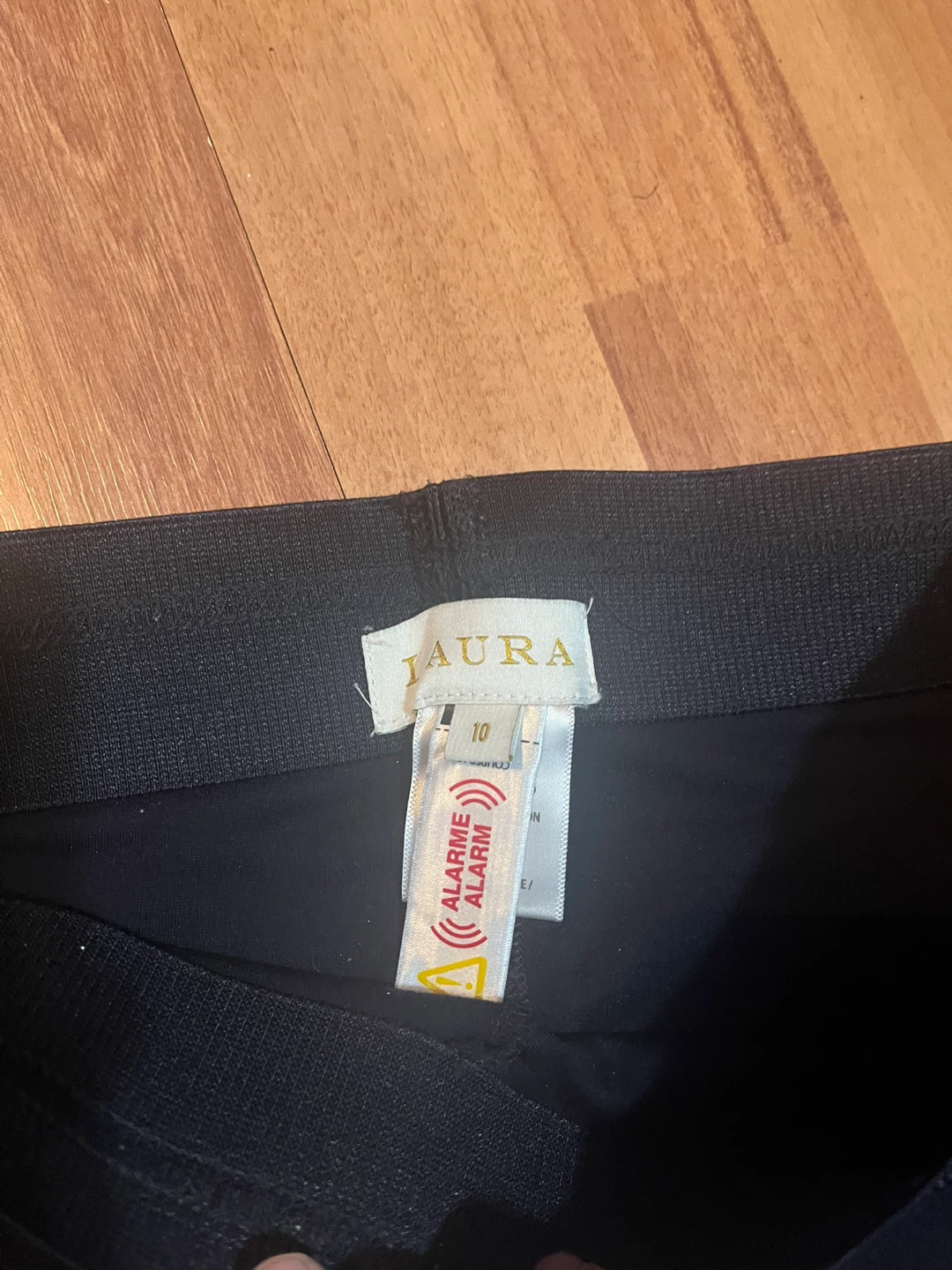 Laura Canada Black Capris Size 10 - photo 3