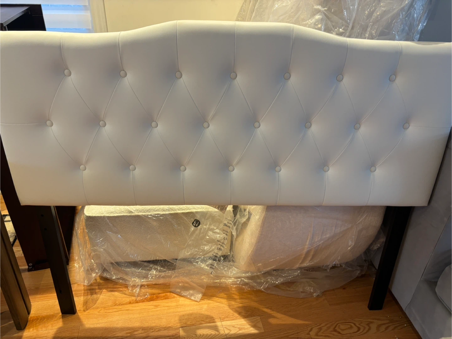 White Tufted Headboard - Queen Size - photo 4