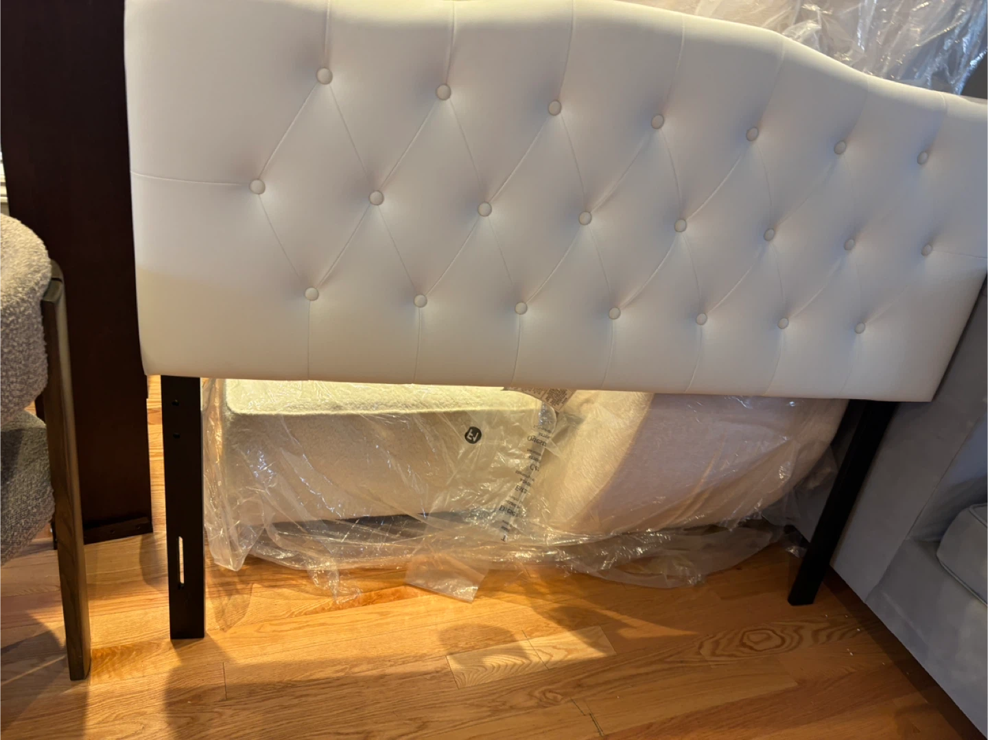 White Tufted Headboard - Queen Size - photo 5