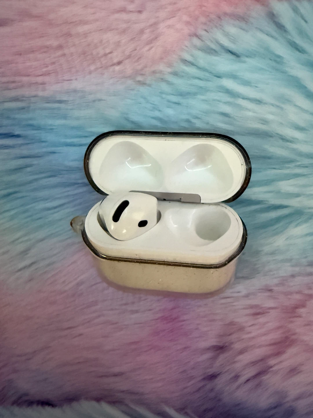 LEFT EAR ONLY - Apple AirPods Pro with Charging Case - photo 2