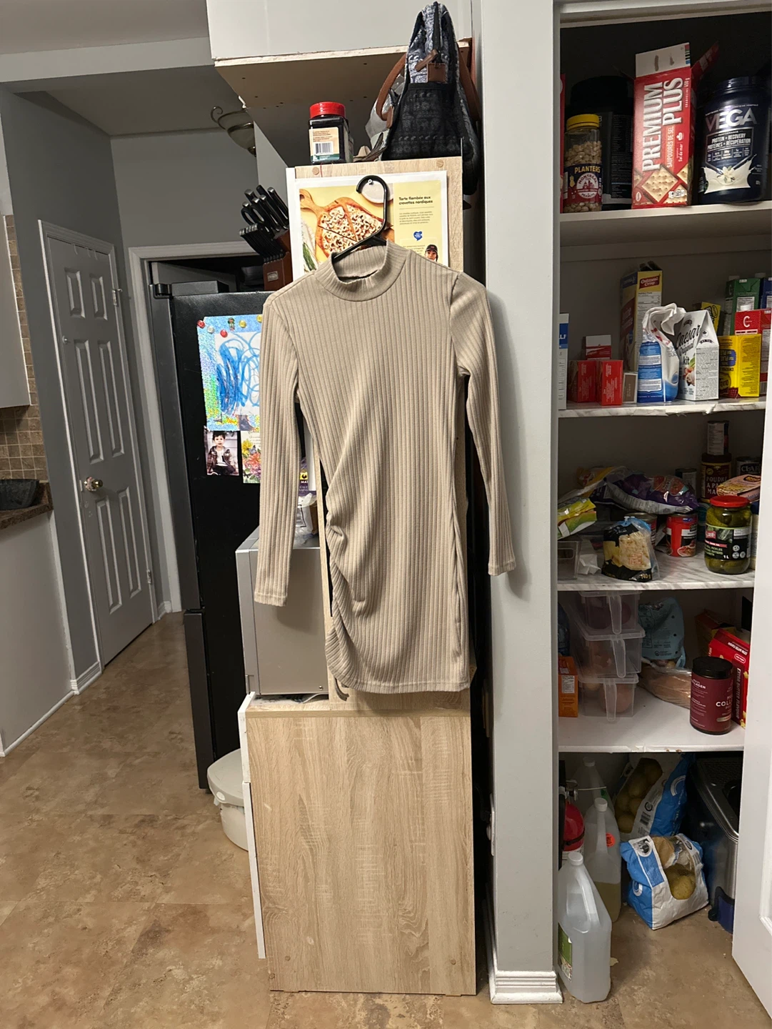 Robe longue beige côtelée avec drapé