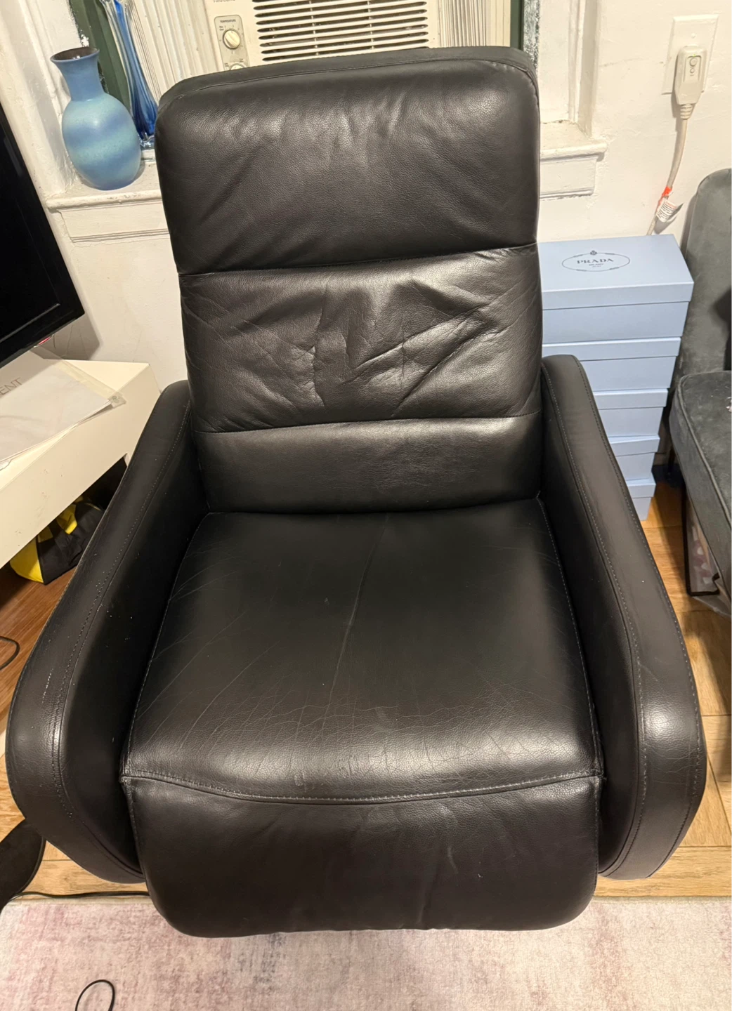 Black Leather Recliner Chair – Comfortable & Sturdy 🪑