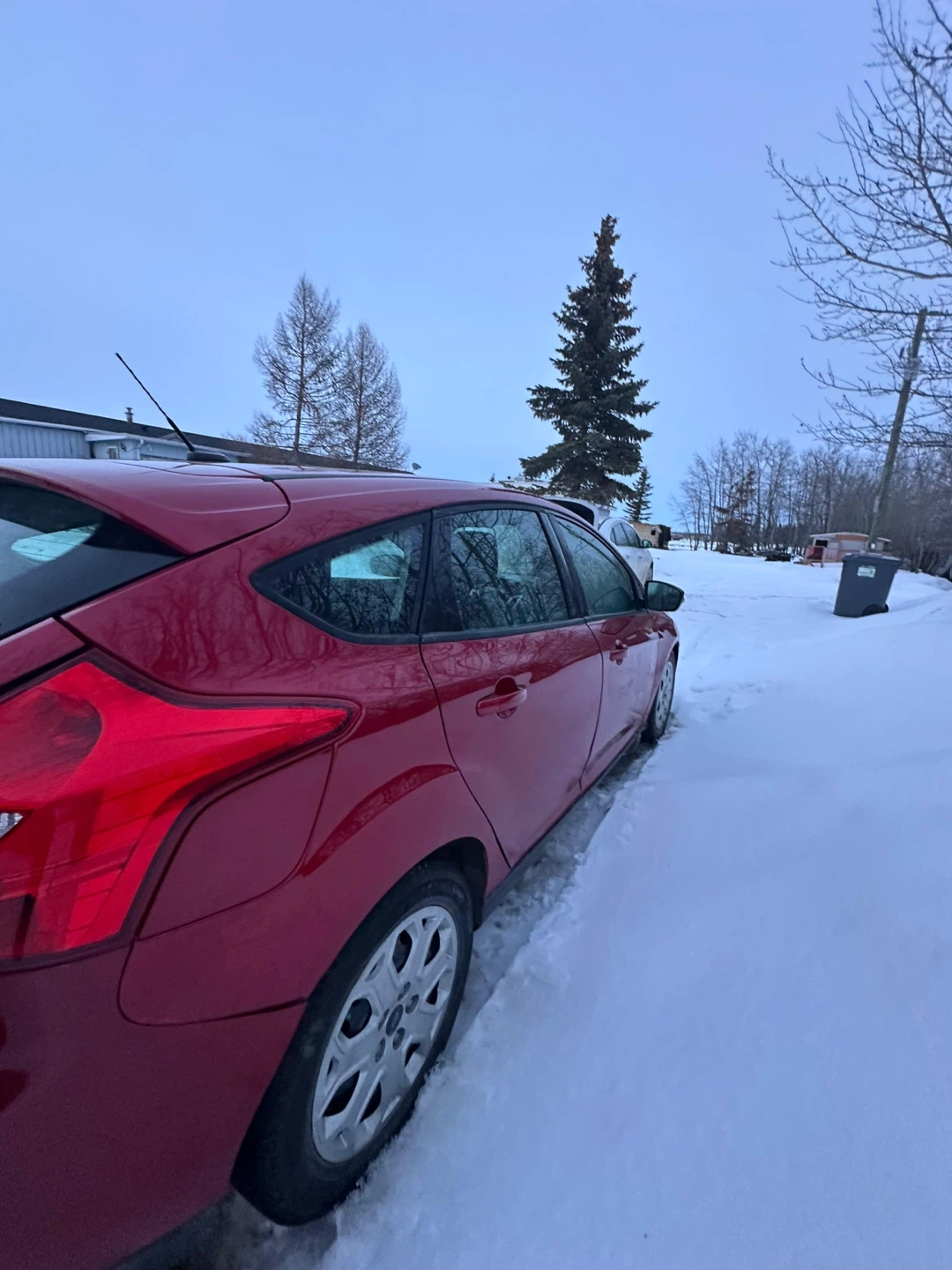 Red Ford Focus Hatchback - photo 4