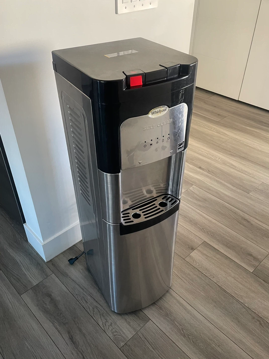 Water Dispenser (READ THE DESCRIPTION)