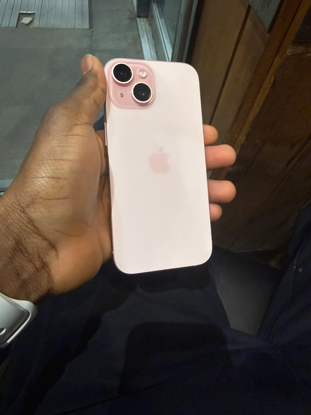 Pink Apple iPhone 15 normal