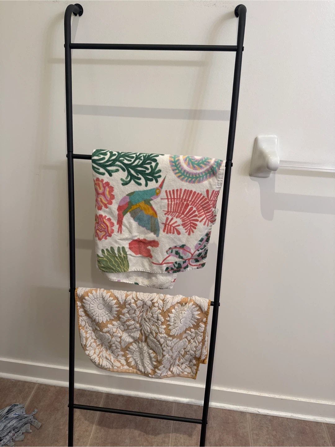 Black Metal Ladder Towel Rack - photo 2