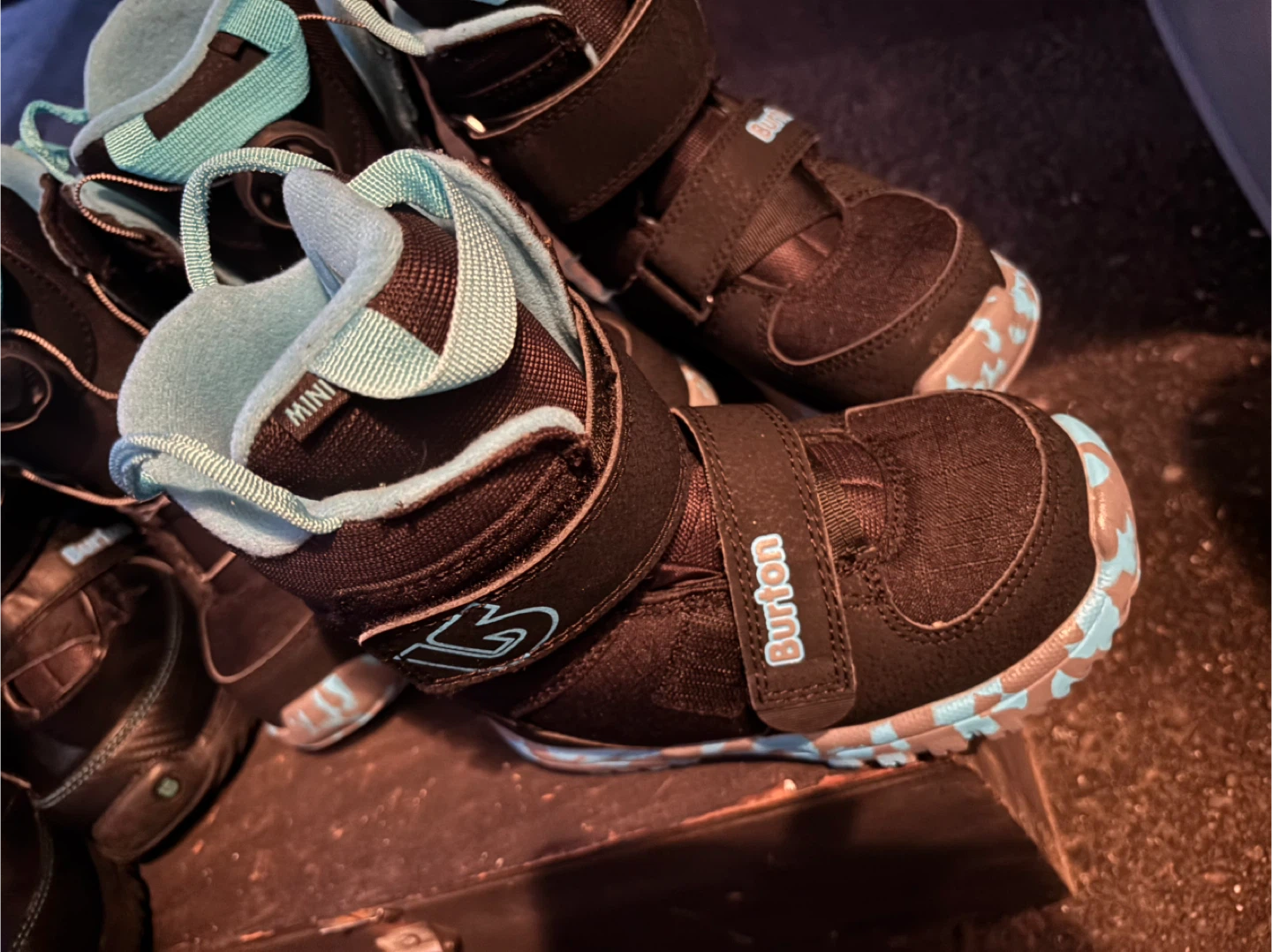 Snowboard boots for kids Burton brand new 20 dollars each - photo 2
