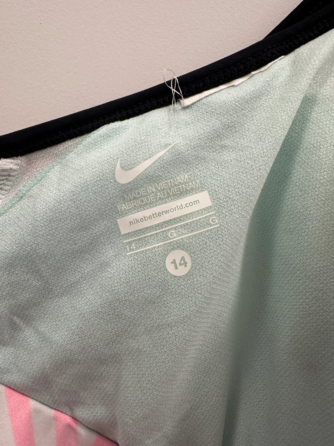 *Like new* ladies Nike Swim Top - photo 3